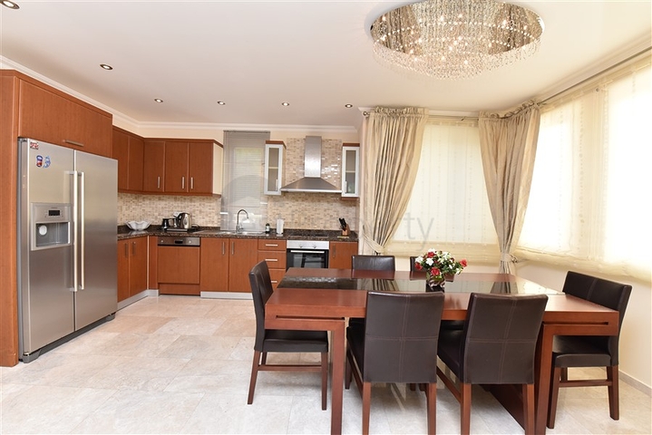 فيلا ضخمة - 7غرف نوم - مساحة 600 م - في كارجي جاك / الانيا 