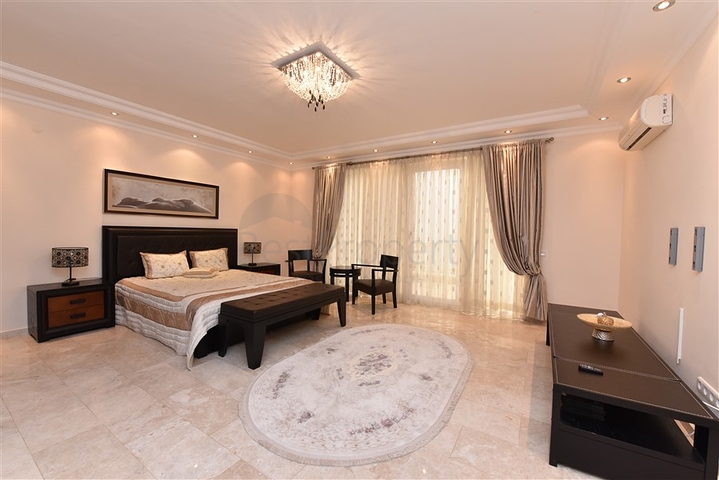 فيلا ضخمة - 7غرف نوم - مساحة 600 م - في كارجي جاك / الانيا 