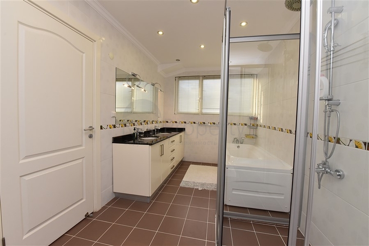 فيلا ضخمة - 7غرف نوم - مساحة 600 م - في كارجي جاك / الانيا 