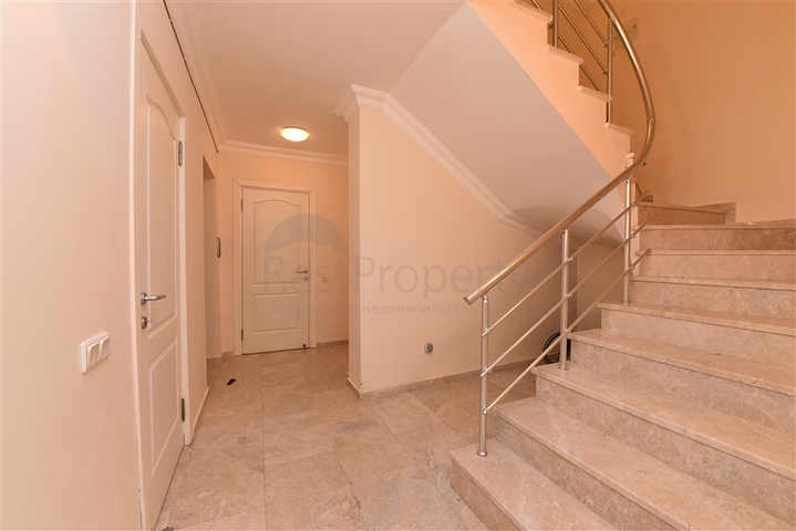 فيلا ضخمة - 7غرف نوم - مساحة 600 م - في كارجي جاك / الانيا 