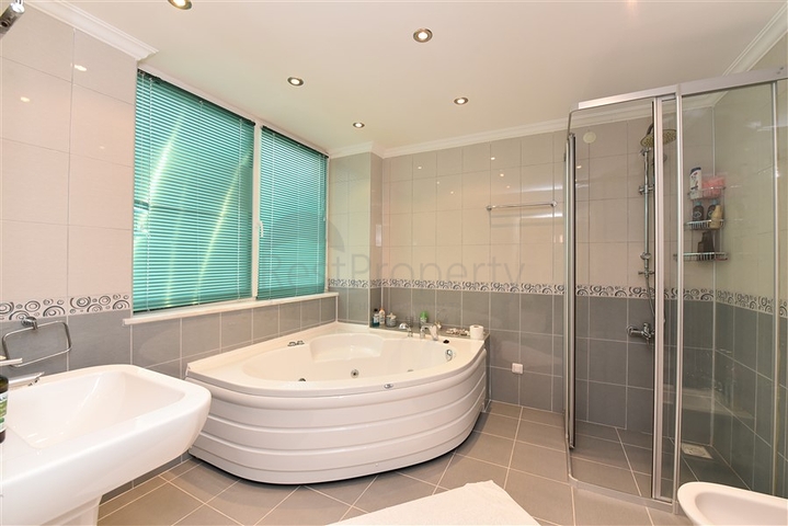 فيلا ضخمة - 7غرف نوم - مساحة 600 م - في كارجي جاك / الانيا 