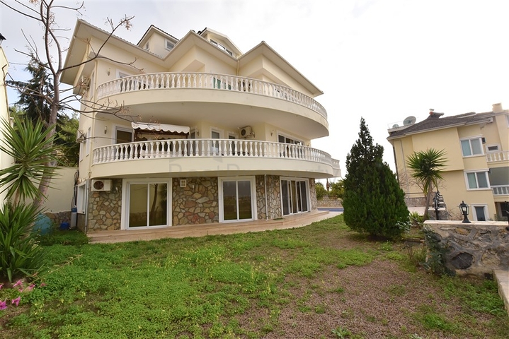 فيلا ضخمة - 7غرف نوم - مساحة 600 م - في كارجي جاك / الانيا 