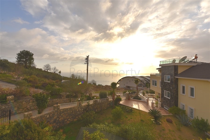 فيلا ضخمة - 7غرف نوم - مساحة 600 م - في كارجي جاك / الانيا 