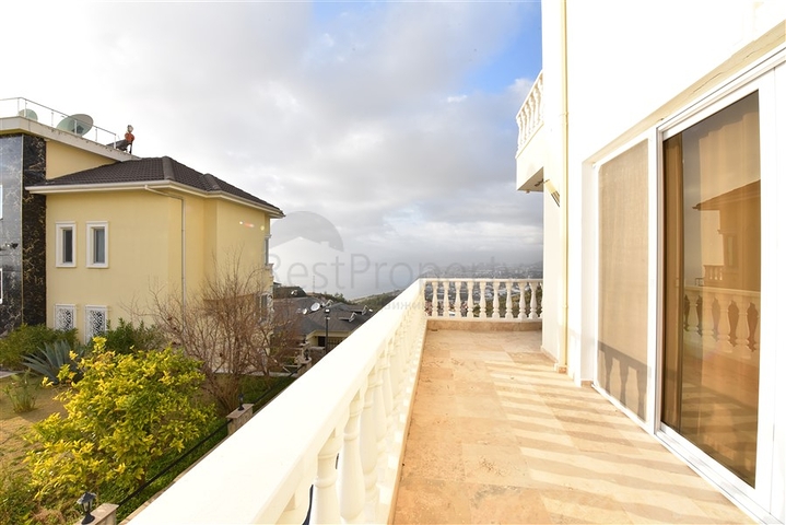 فيلا ضخمة - 7غرف نوم - مساحة 600 م - في كارجي جاك / الانيا 