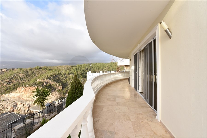 فيلا ضخمة - 7غرف نوم - مساحة 600 م - في كارجي جاك / الانيا 