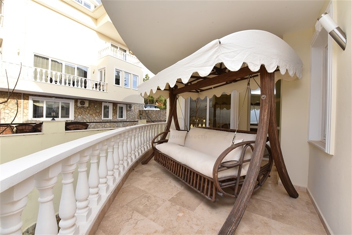 فيلا ضخمة - 7غرف نوم - مساحة 600 م - في كارجي جاك / الانيا 