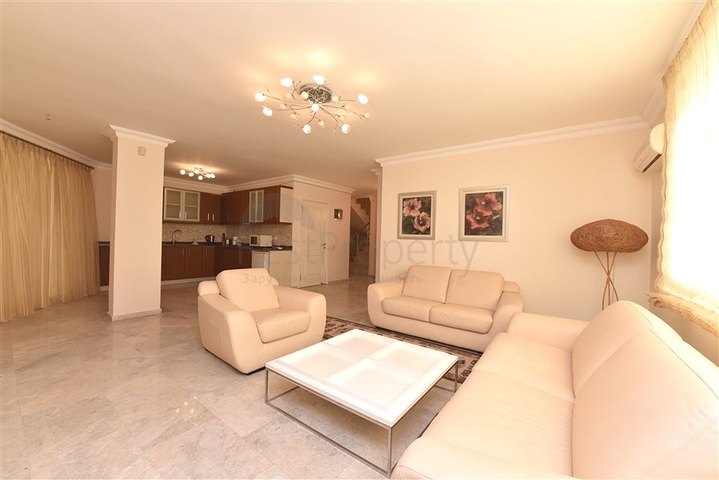 فيلا ضخمة - 7غرف نوم - مساحة 600 م - في كارجي جاك / الانيا 