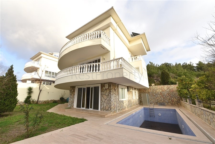 فيلا ضخمة - 7غرف نوم - مساحة 600 م - في كارجي جاك / الانيا 