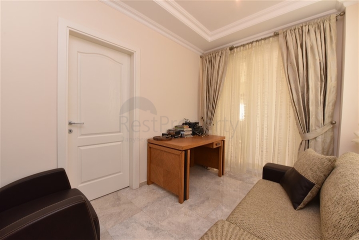 فيلا ضخمة - 7غرف نوم - مساحة 600 م - في كارجي جاك / الانيا 