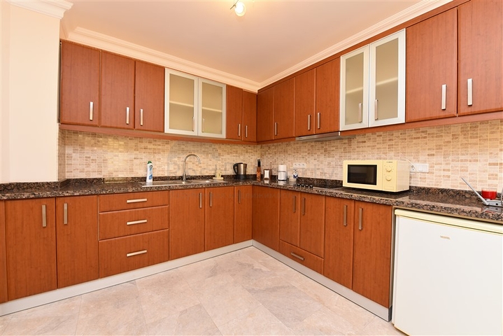 فيلا ضخمة - 7غرف نوم - مساحة 600 م - في كارجي جاك / الانيا 