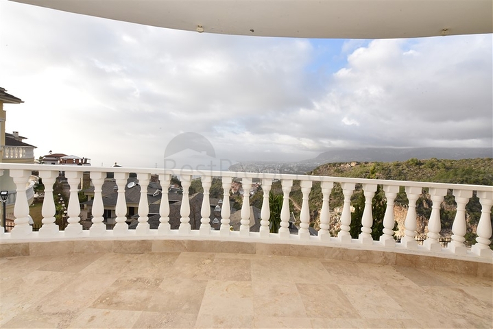 فيلا ضخمة - 7غرف نوم - مساحة 600 م - في كارجي جاك / الانيا 