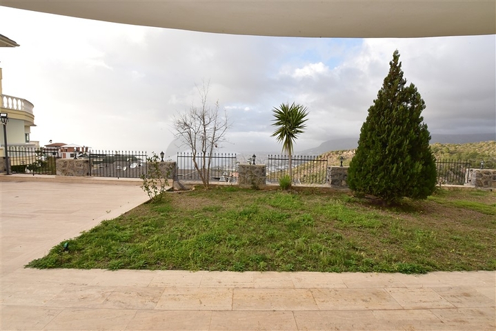 فيلا ضخمة - 7غرف نوم - مساحة 600 م - في كارجي جاك / الانيا 