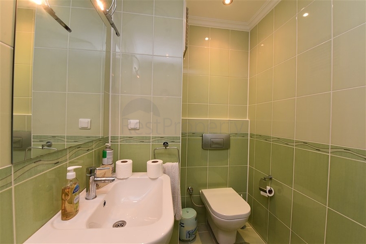 فيلا ضخمة - 7غرف نوم - مساحة 600 م - في كارجي جاك / الانيا 