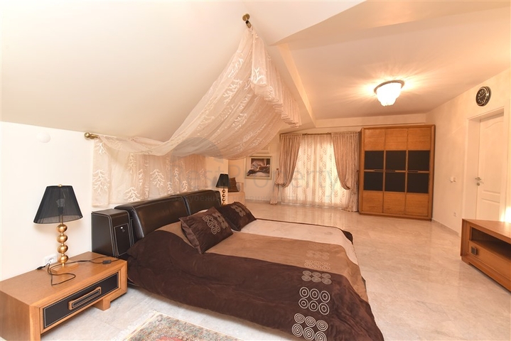 فيلا ضخمة - 7غرف نوم - مساحة 600 م - في كارجي جاك / الانيا 