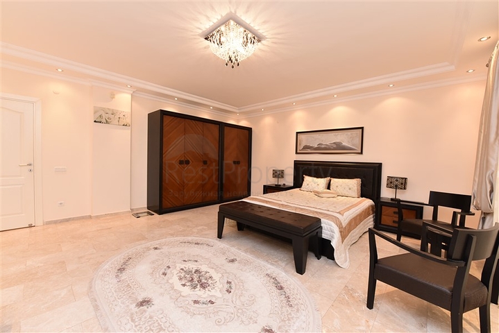 فيلا ضخمة - 7غرف نوم - مساحة 600 م - في كارجي جاك / الانيا 