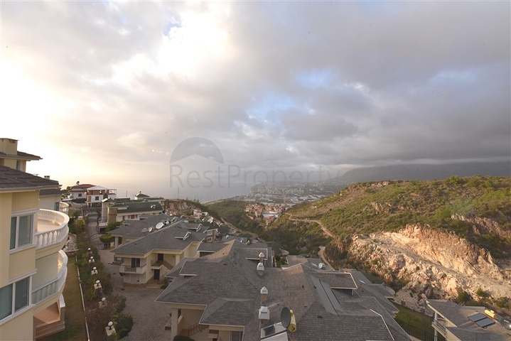 فيلا ضخمة - 7غرف نوم - مساحة 600 م - في كارجي جاك / الانيا 