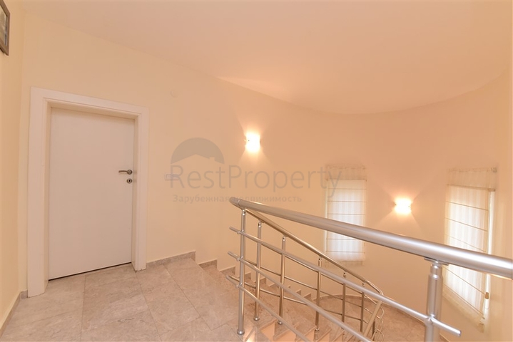 فيلا ضخمة - 7غرف نوم - مساحة 600 م - في كارجي جاك / الانيا 