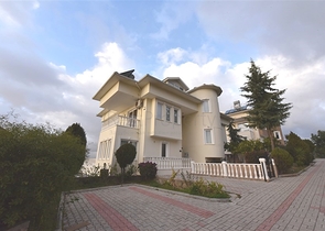 فيلا ضخمة - 7غرف نوم - مساحة 600 م - في كارجي جاك / الانيا 