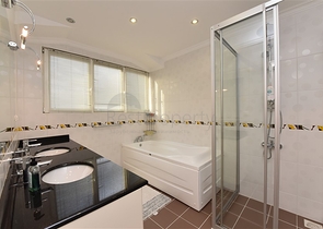 فيلا ضخمة - 7غرف نوم - مساحة 600 م - في كارجي جاك / الانيا 