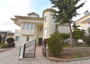 فيلا ضخمة - 7غرف نوم - مساحة 600 م - في كارجي جاك / الانيا 