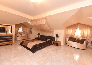 فيلا ضخمة - 7غرف نوم - مساحة 600 م - في كارجي جاك / الانيا 