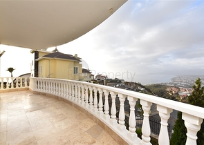 فيلا ضخمة - 7غرف نوم - مساحة 600 م - في كارجي جاك / الانيا 