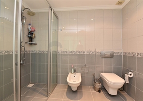 فيلا ضخمة - 7غرف نوم - مساحة 600 م - في كارجي جاك / الانيا 