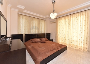 فيلا ضخمة - 7غرف نوم - مساحة 600 م - في كارجي جاك / الانيا 