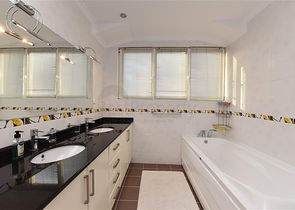 فيلا ضخمة - 7غرف نوم - مساحة 600 م - في كارجي جاك / الانيا 