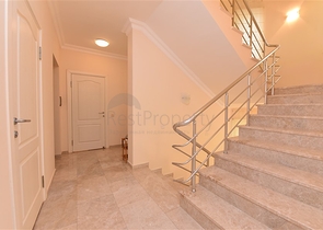 فيلا ضخمة - 7غرف نوم - مساحة 600 م - في كارجي جاك / الانيا 