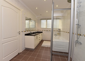 فيلا ضخمة - 7غرف نوم - مساحة 600 م - في كارجي جاك / الانيا 