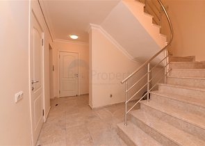 فيلا ضخمة - 7غرف نوم - مساحة 600 م - في كارجي جاك / الانيا 