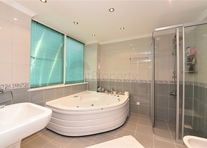 فيلا ضخمة - 7غرف نوم - مساحة 600 م - في كارجي جاك / الانيا 