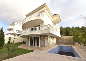 فيلا ضخمة - 7غرف نوم - مساحة 600 م - في كارجي جاك / الانيا 