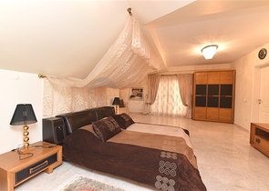 فيلا ضخمة - 7غرف نوم - مساحة 600 م - في كارجي جاك / الانيا 