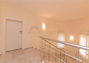 فيلا ضخمة - 7غرف نوم - مساحة 600 م - في كارجي جاك / الانيا 