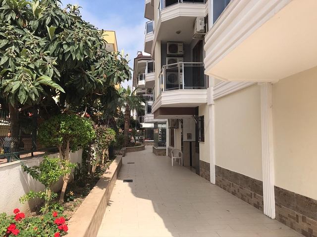 شقة ارضية - 3 غرف وصالة - في اوبا / الانيا 