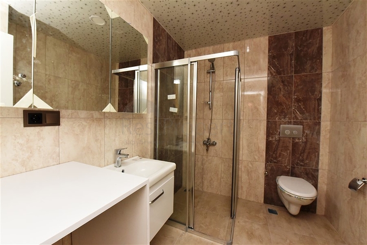 شقة جديدة - تصميم 2 غرفة وصالة -مطبخ منفصل -في مركز الانيا 