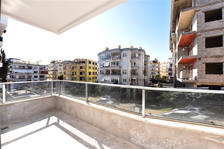 شقة جديدة - تصميم 2 غرفة وصالة -مطبخ منفصل -في مركز الانيا 