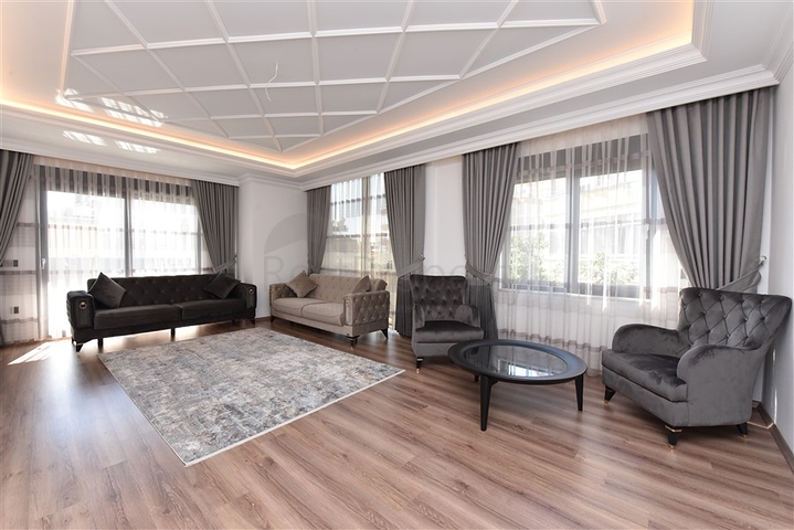 شقة عائلية واسعة - تصميم 5 غرف وصالة - في مركز مدينة الانيا 