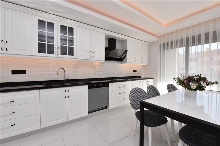 شقة عائلية واسعة - تصميم 5 غرف وصالة - في مركز مدينة الانيا 