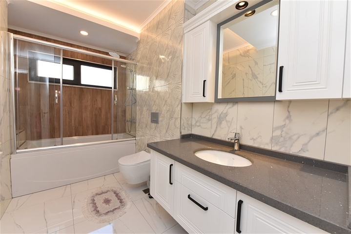 شقة عائلية واسعة - تصميم 5 غرف وصالة - في مركز مدينة الانيا 