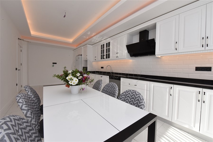 شقة عائلية واسعة - تصميم 5 غرف وصالة - في مركز مدينة الانيا 