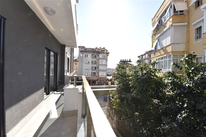 شقة عائلية واسعة - تصميم 5 غرف وصالة - في مركز مدينة الانيا 