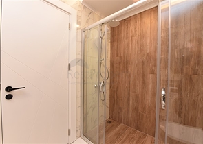 شقة عائلية واسعة - تصميم 5 غرف وصالة - في مركز مدينة الانيا 