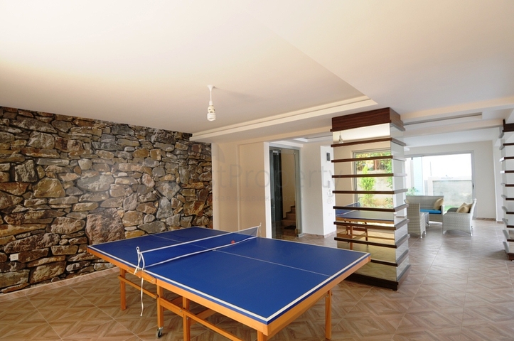 مجمع اول صف على البحر - دوبلكس 4 غرف وصالة -مفروشة -مجمع فاخر - في كاستل / الانيا 