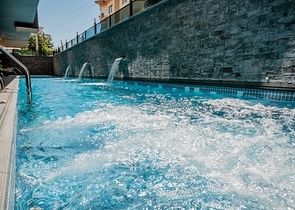 في مركز المدينة -شقة غرفة وصالة - مجمع سكني حديث - الانيا 