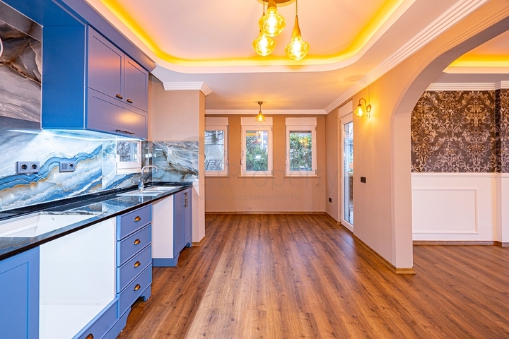 اطلالة بحر وقلعة - فيلا مستقلة - 3 غرف وصالة - في مركز الانيا 