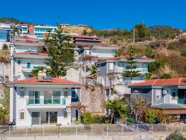 اطلالة بحر وقلعة - فيلا مستقلة - 3 غرف وصالة - في مركز الانيا 