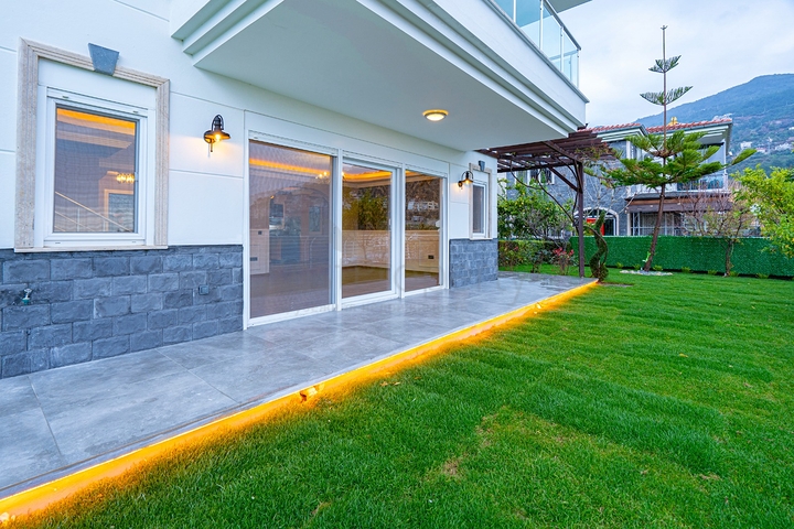 اطلالة بحر وقلعة - فيلا مستقلة - 3 غرف وصالة - في مركز الانيا 